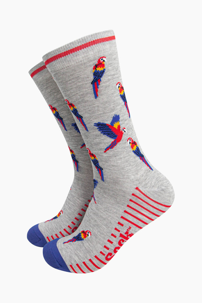 mens-bamboo-socks-grey-macaw-parrot-colourful-flying-birds