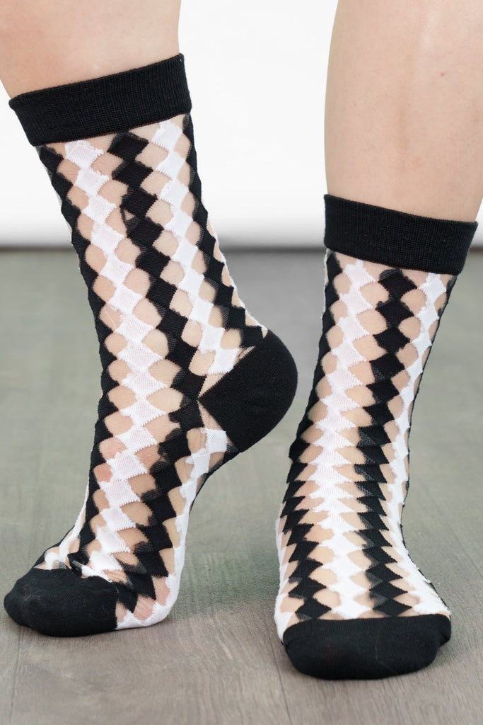 womens-sheer-ankle-socks-black-white-diamond-pattern