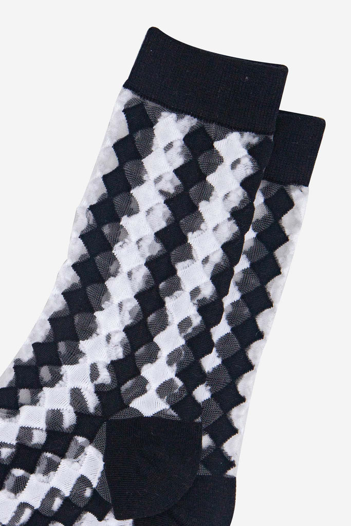 womens-sheer-ankle-socks-black-white-diamond-close-up