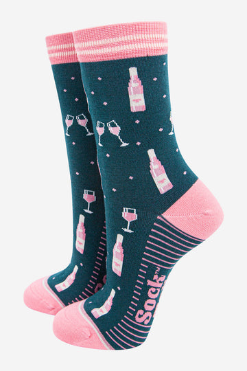 womens-bamboo-socks-forest-green-light-pink-rose-wine-bottles-glasses
