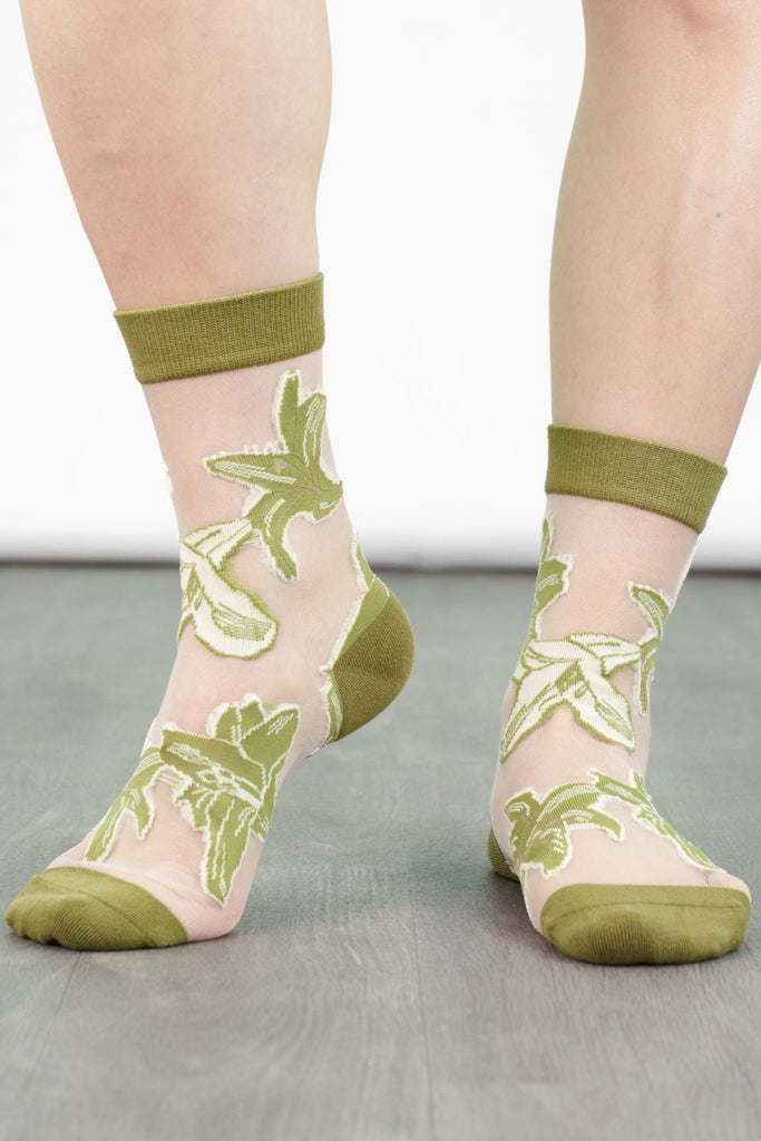 womens-sheer-ankle-socks-green-floral-lillies