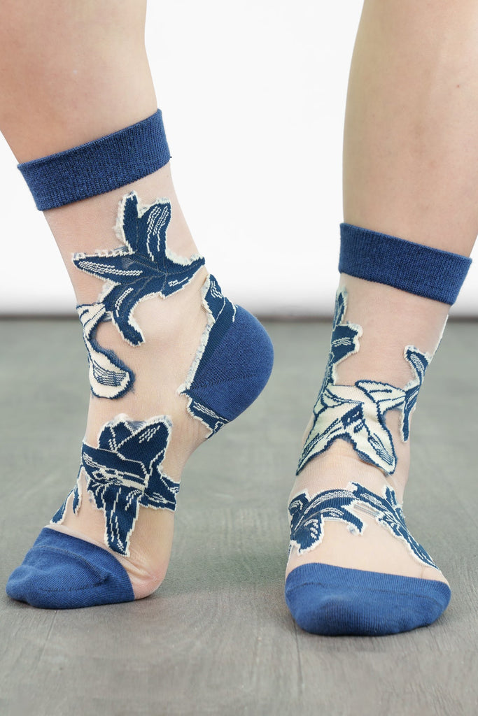 womens-sheer-ankle-socks-navy-blue-floral-lillies