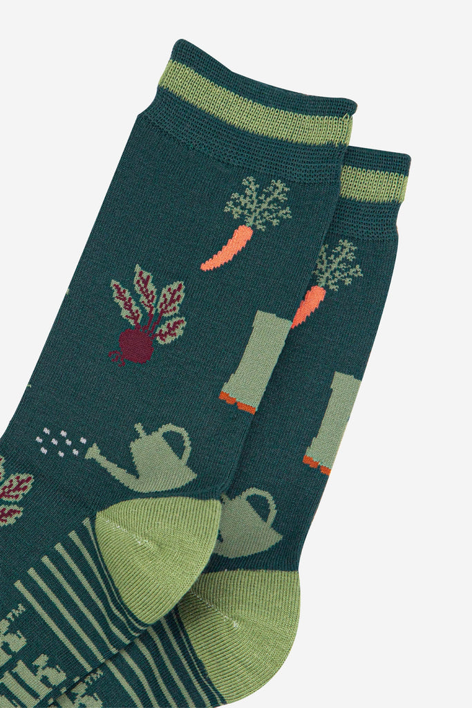 mens-bamboo-socks-forest-green-green-gardening-close-up
