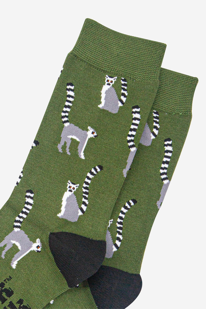 mens-bamboo-socks-dark-green-black-lemur-close-up