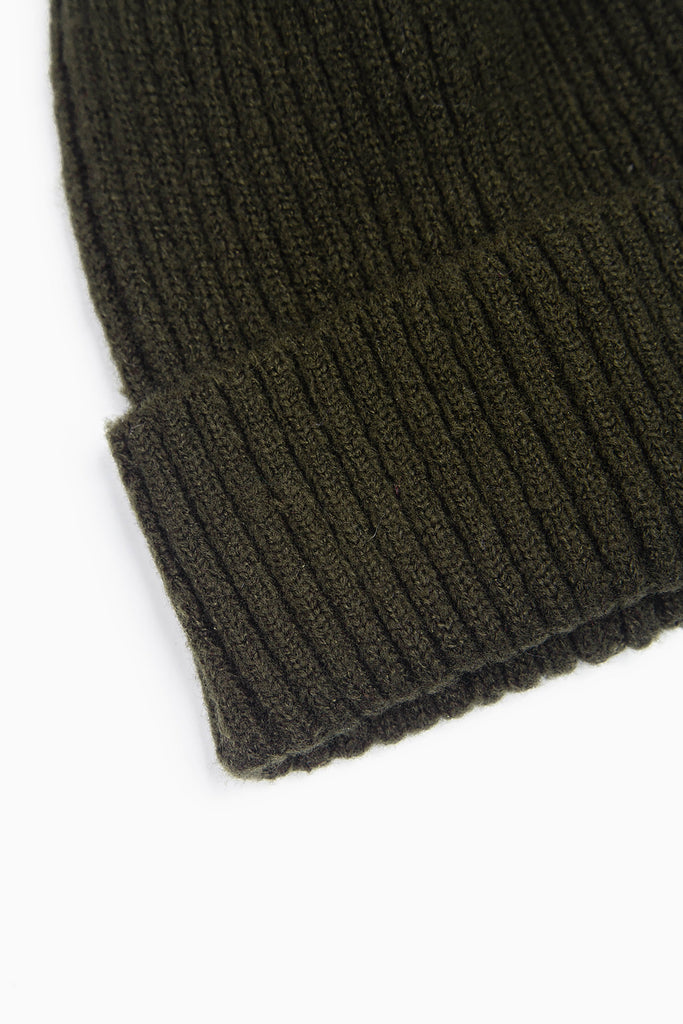close up of the ribbed material on the beanie hat