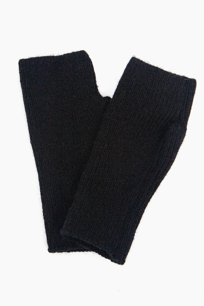 dylan-wrist-warmers-black-knitted-close-up