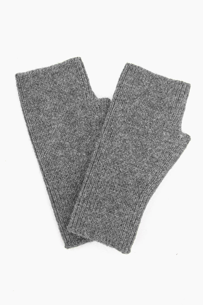 dylan-wrist-warmers-dark-grey-knitted-close-up