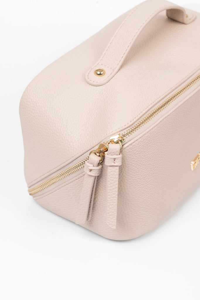 mila-vanity-case-nude-pebbled-faux-leather-close-up-zip-closure