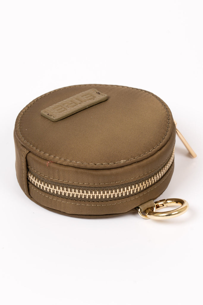 finley-round-coin-purse-khaki-pu-close-up-zip-closure