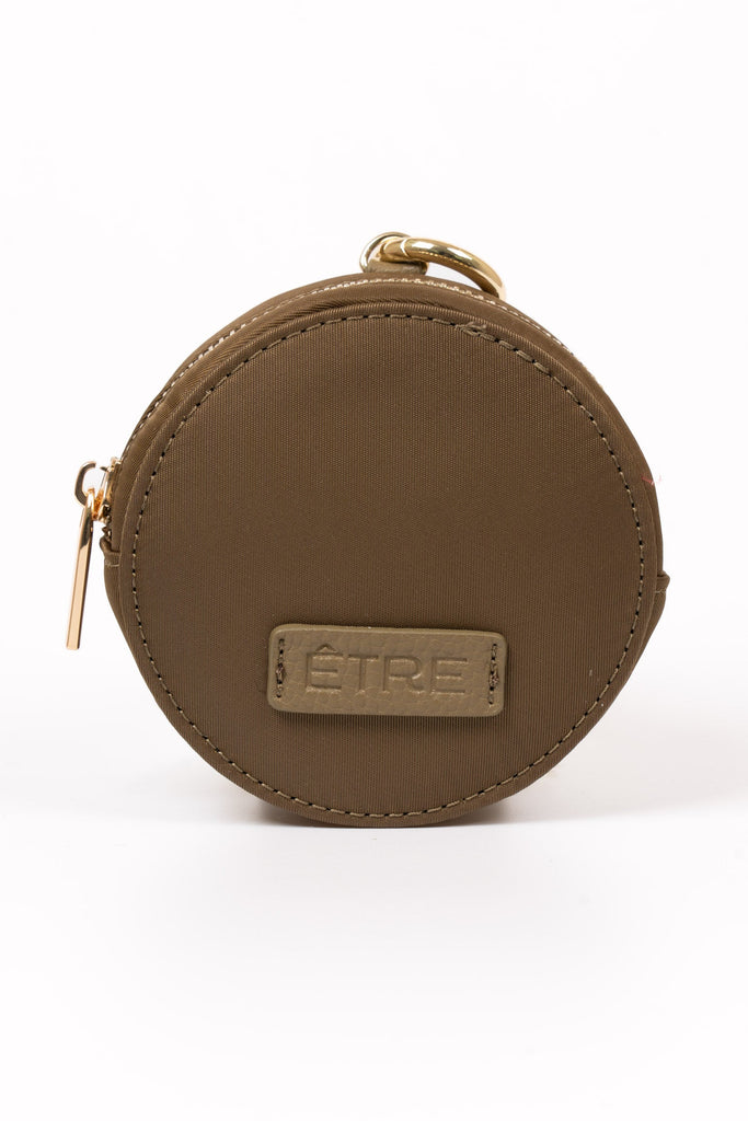 finley-round-coin-purse-moss-green-nylon-close-up-etre-logo