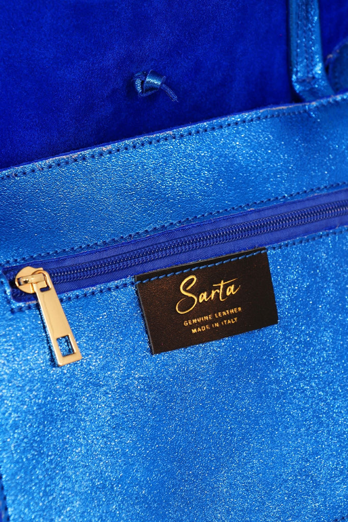 close up of the zip closure inner pocket