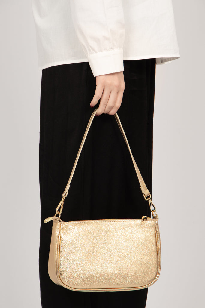 chloe-italian-leather-baguette-bag-gold-metallic-carried-by-model