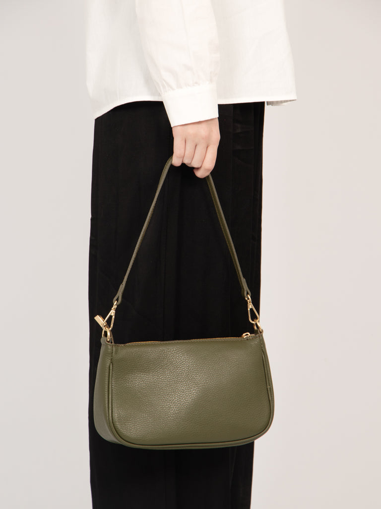 chloe-italian-leather-baguette-bag-khaki-pebbled-model-carrying-with-strap