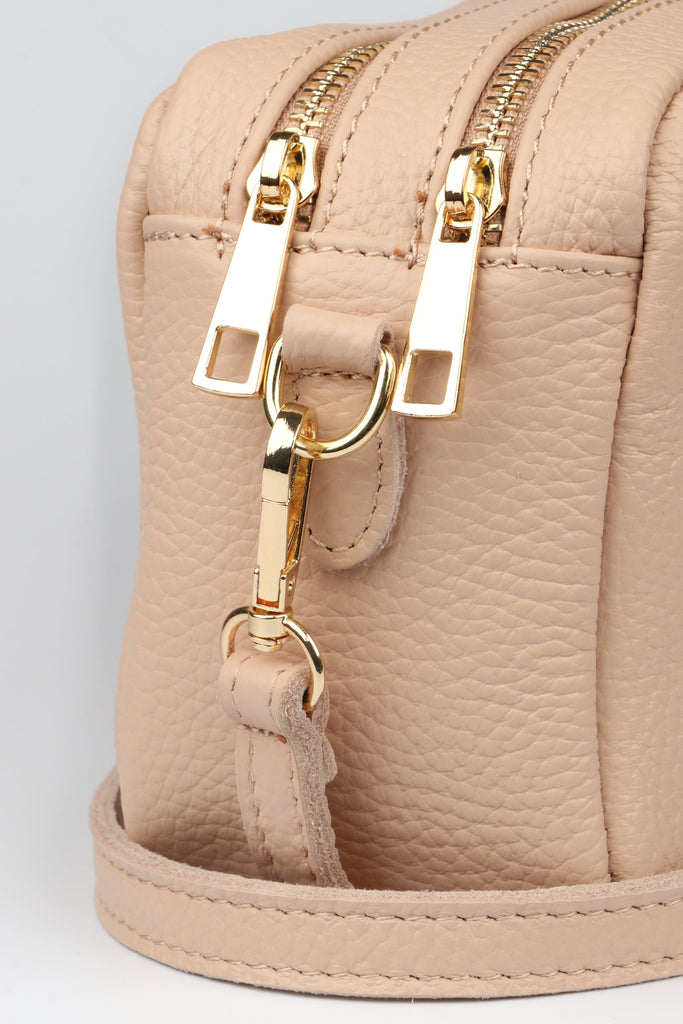 naomi-italian-leather-crossbody-bag-nude-pebbled-close-up-zip-closing-compartments
