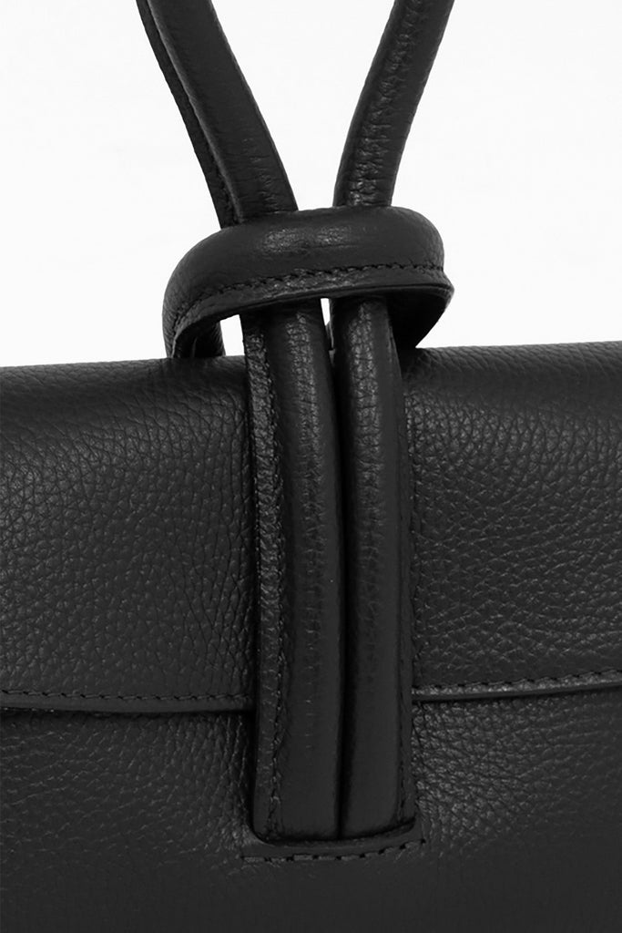 trixie-italian-leather-wristlet-clutch-bag-black-pebbled-close-up-knot-wrist-closure