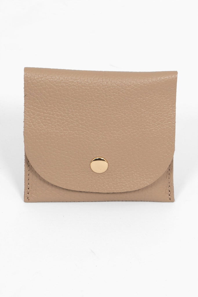 brooklynn-italian-leather-card-wallet-taupe-pebbled-front-gold-button