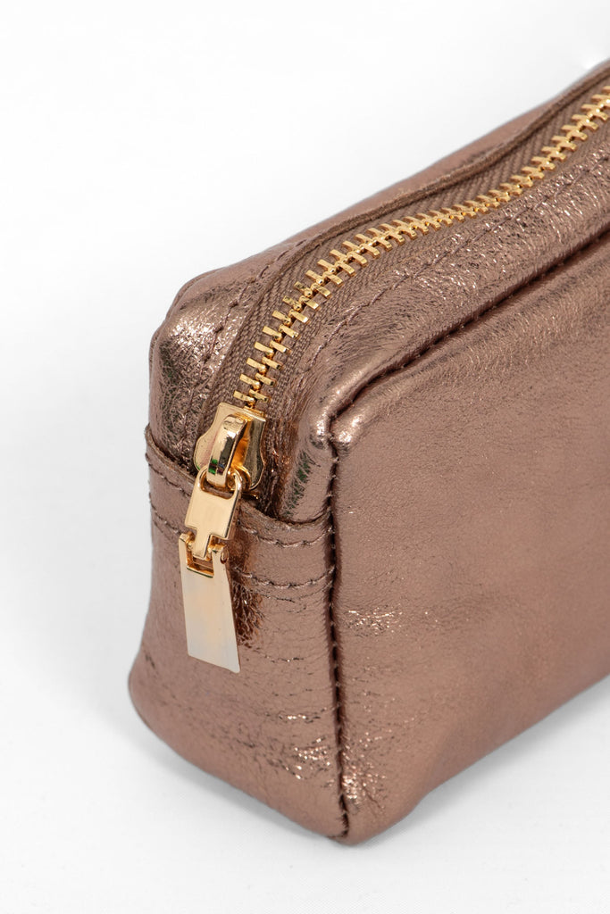 allegra-italian-leather-cosmetic-bag-champagne-metallic-close-up-zip