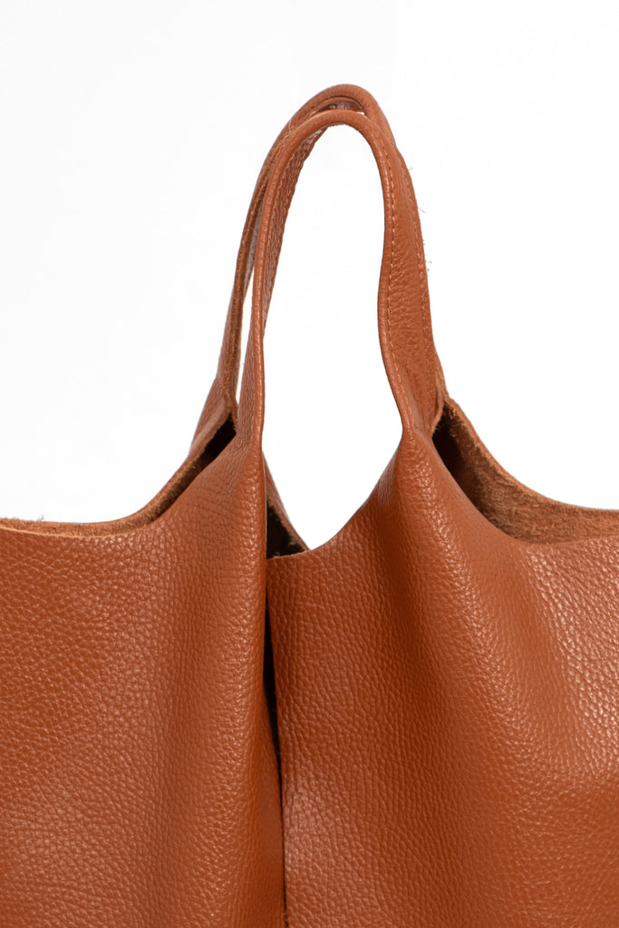 paloma-italian-leather-shoulder-bag-tan-pebbled-close-up-top-handles