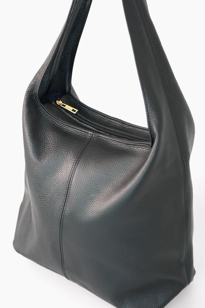 ridley-black-pebbled-italian-leather-shoulder-bag-close-up-zip-closure