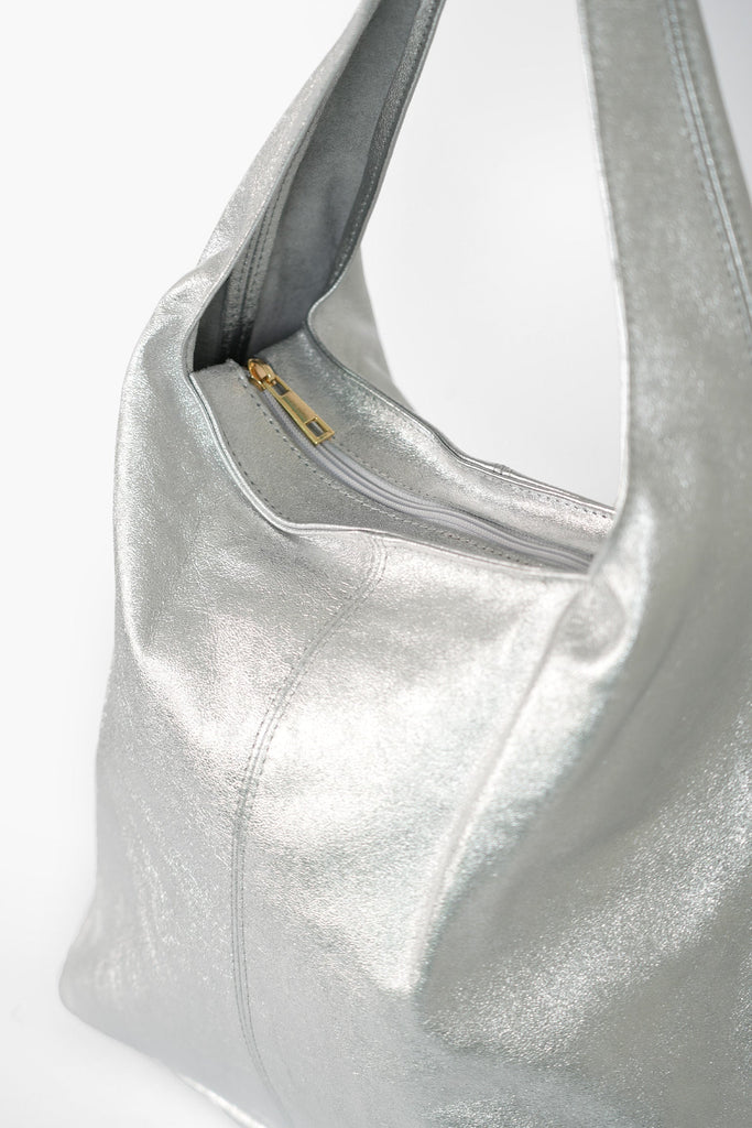 ridley-silver-metallic-italian-leather-shoulder-bag-close-up-zip-closure