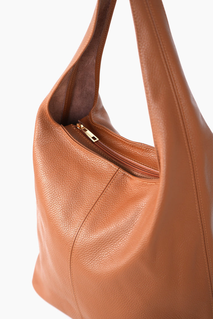 ridley-tan-pebbled-italian-leather-shoulder-bag-close-up-zip-closure