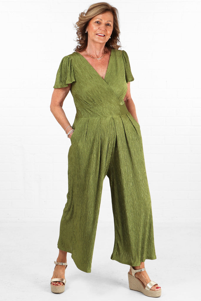 model showing that the jumpsuit had pockets