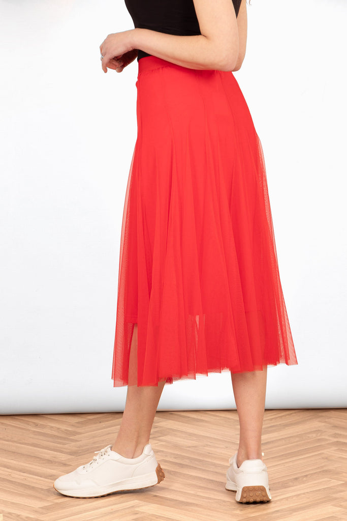 side view tulle skirt showing it loose fitting