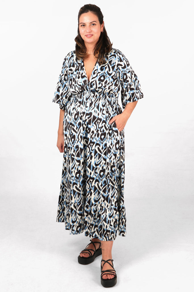 model showing that the shirred maxi dress has pockets