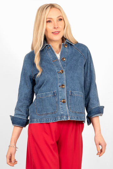 shiloh-box-jacket-blue-denim-front-view-on-model-buttons-pockets