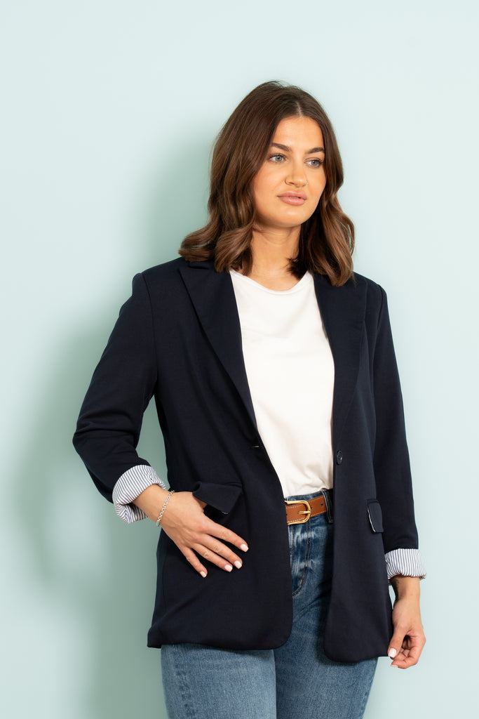 tatum-boyfriend-blazer-navy-blue-jersey-model-side-pockets