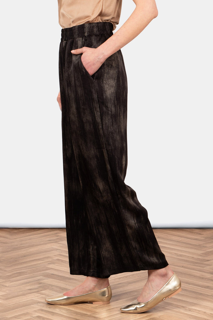 carter-wide-leg-trousers-black-gold-metallic-brushstroke-side-view-relaxed-fitting