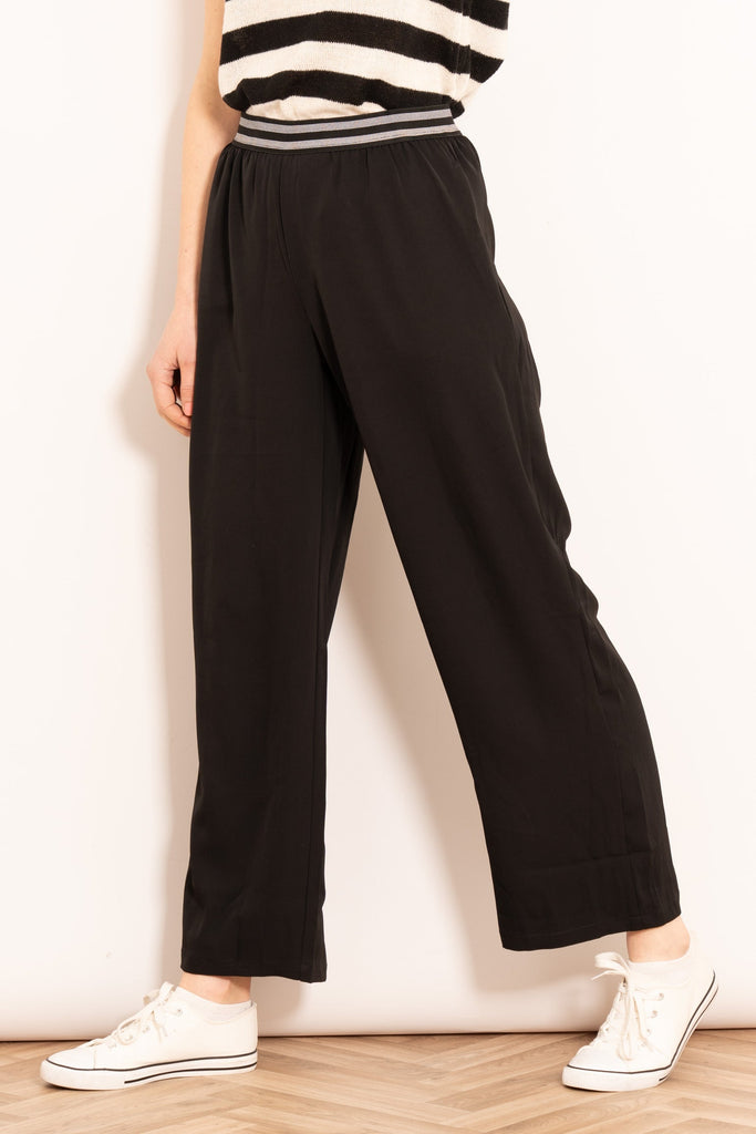 amber-wide-leg-trousers-black-loose-fitting