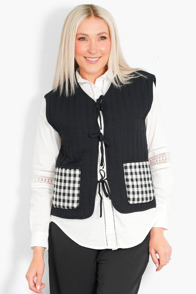 tabby-quilted-reversible-gilet-black-cream-gingham-front-pockets