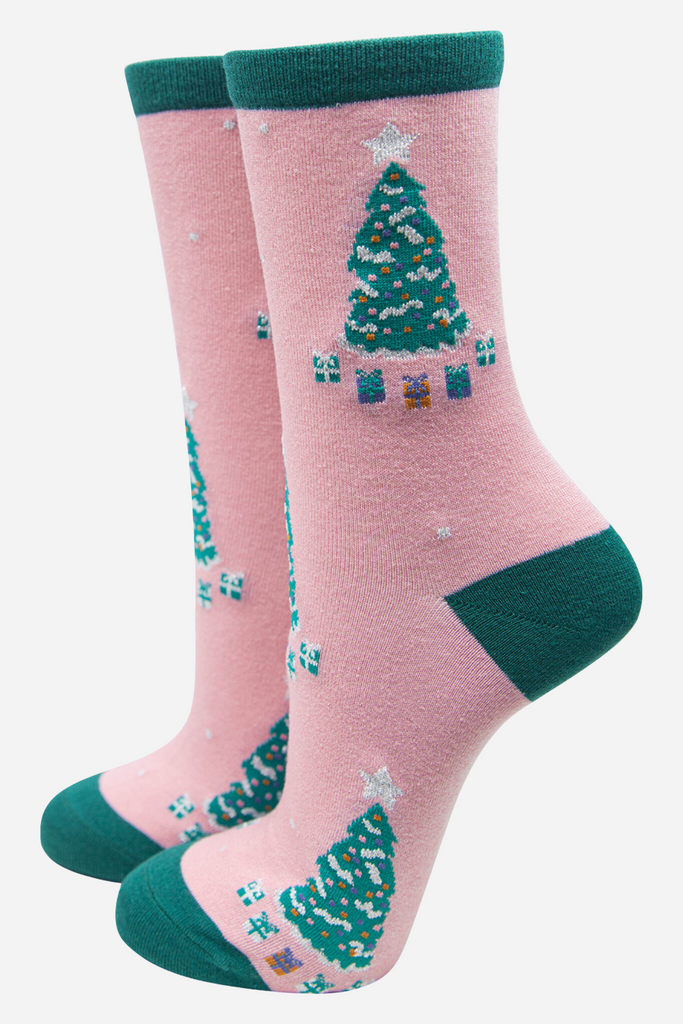 pink bamboo ankle socks with green toe, heel, trim with green xmas trees