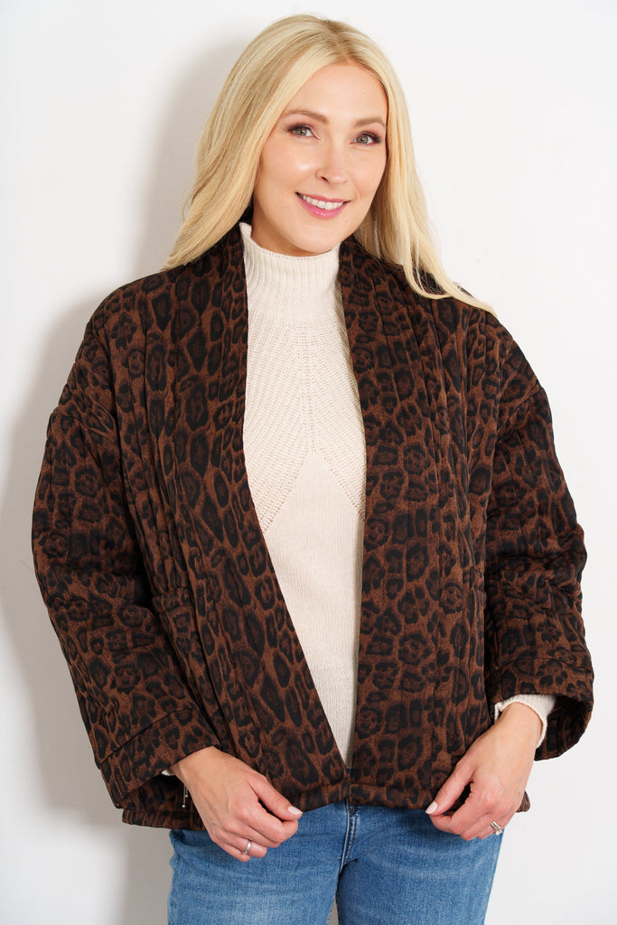 arwen-kimono-jacket-brown-quilted-leopard-model-loose-long-sleeves