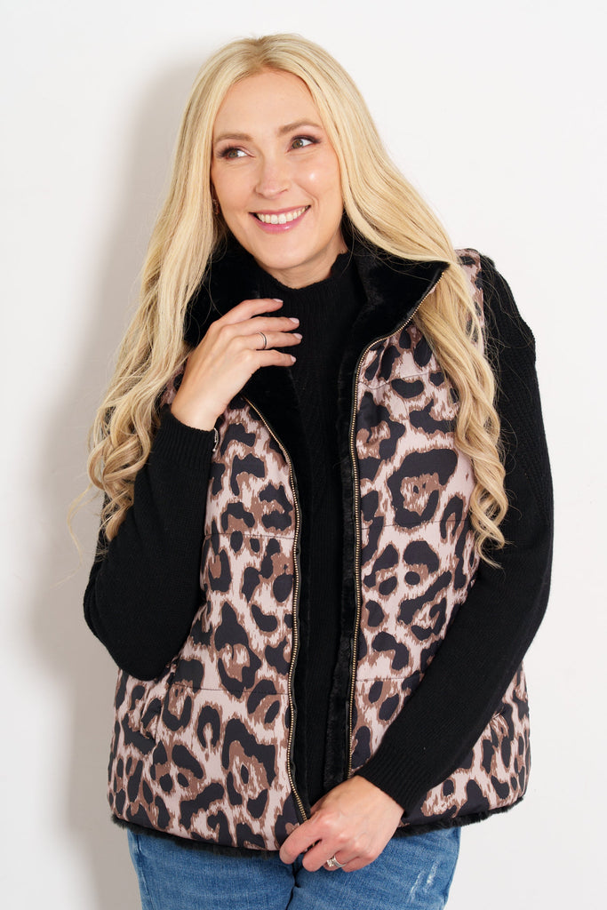 tamsin-faux-fur-lined-reversible-gilet-natural-leopard-model-front-zipper