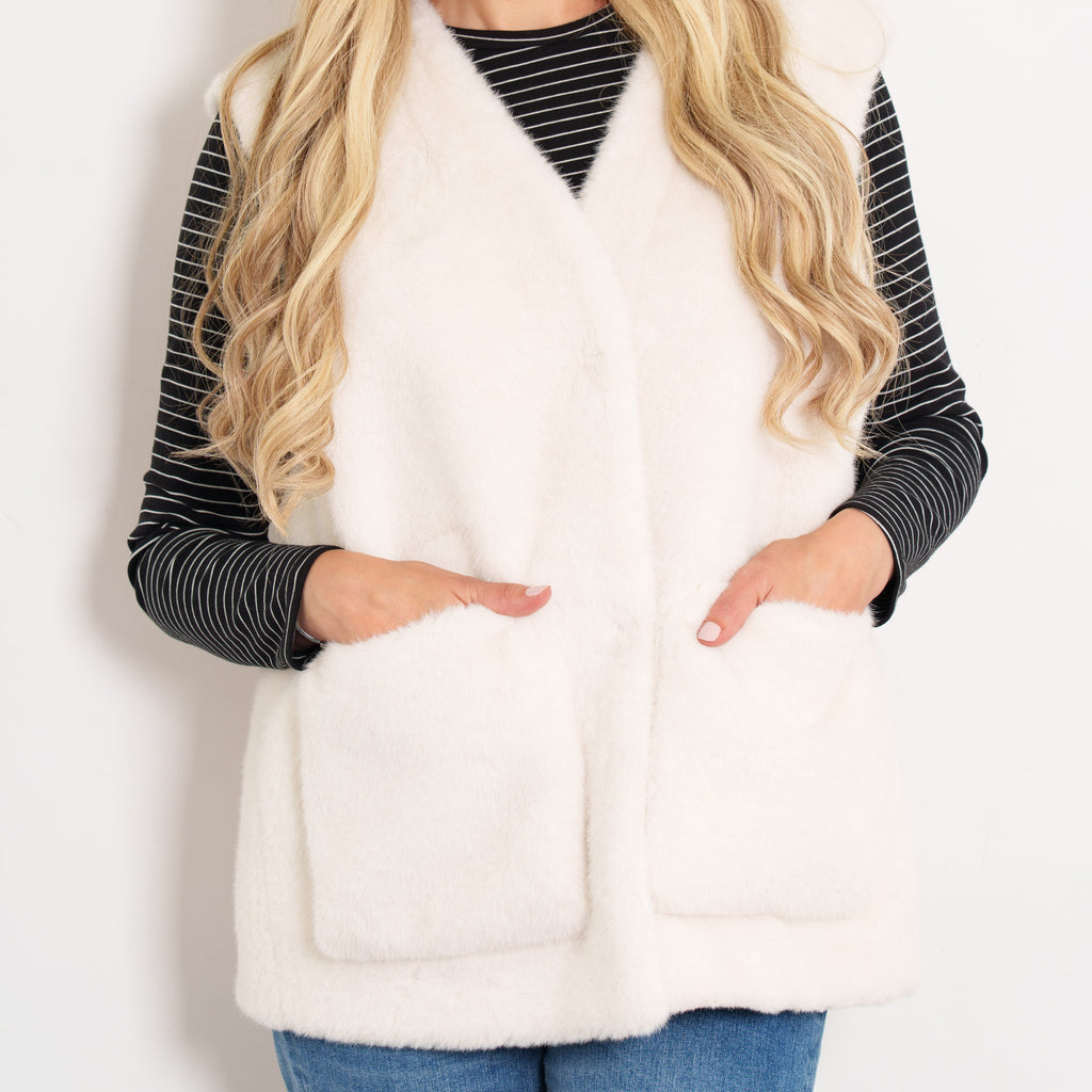 saskia-v-neck-gilet-cream-faux-fur-close-up-front-pockets