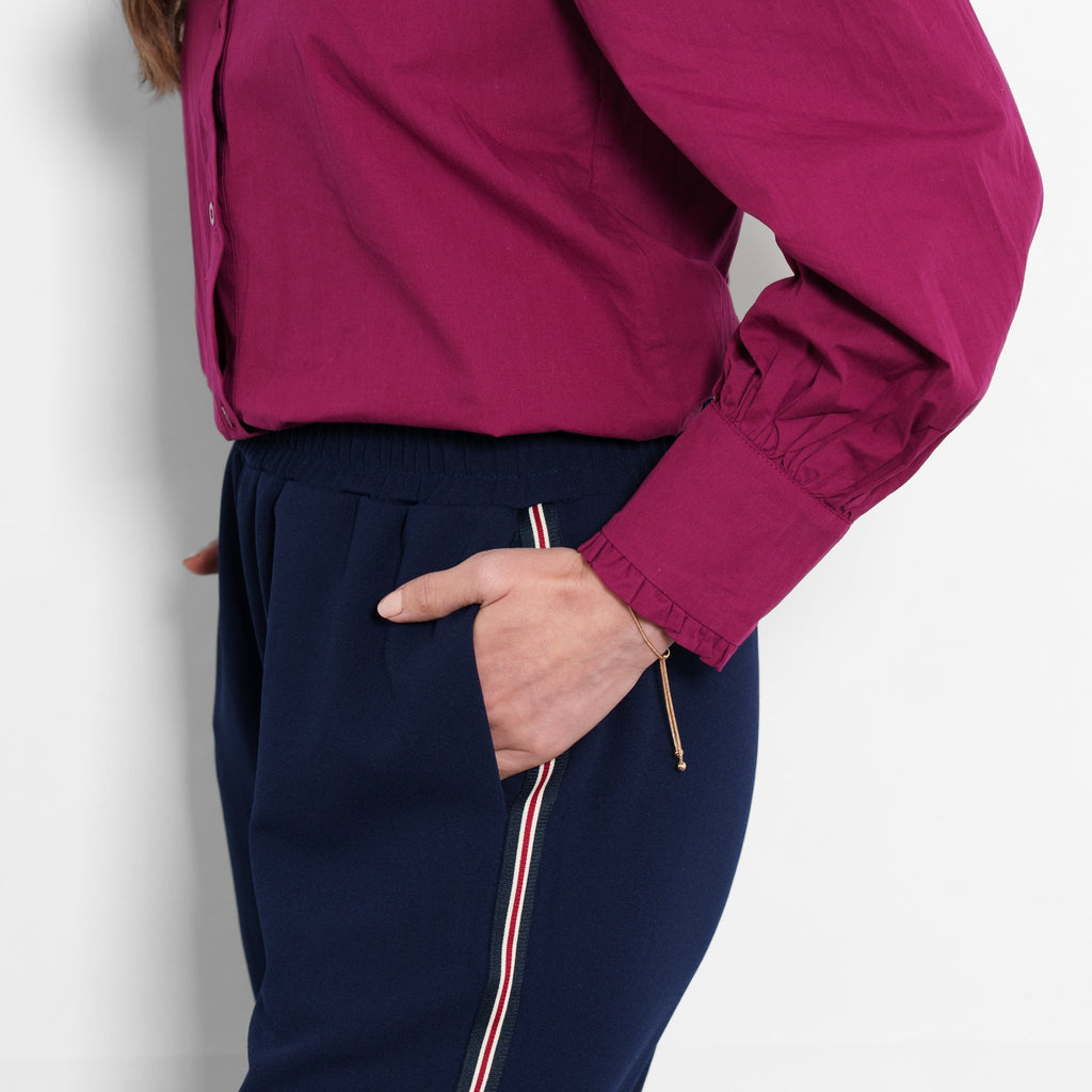 margot-wide-leg-trousers-navy-blue-red-stripe-close-up-pockets