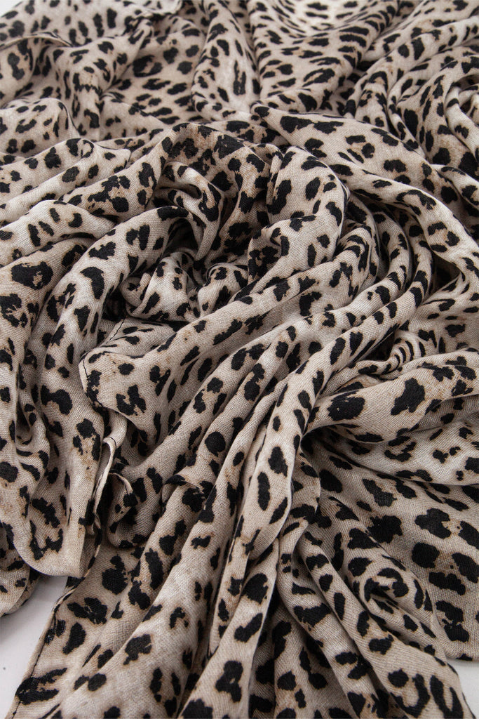miley-white-leopard-lightweight-scarf-close-up