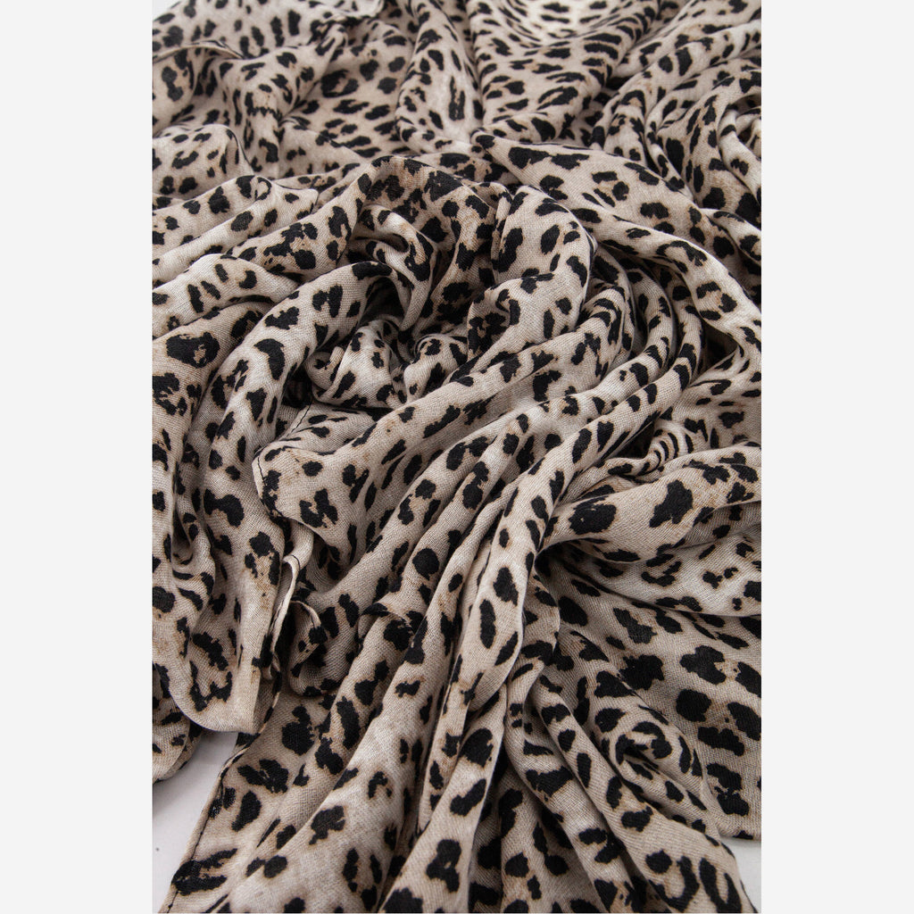 miley-white-leopard-lightweight-scarf-close-up