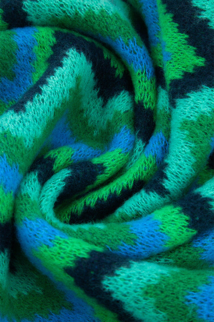 bobbie-blue-green-zig-zag-heavyweight-scarf-close-up-material