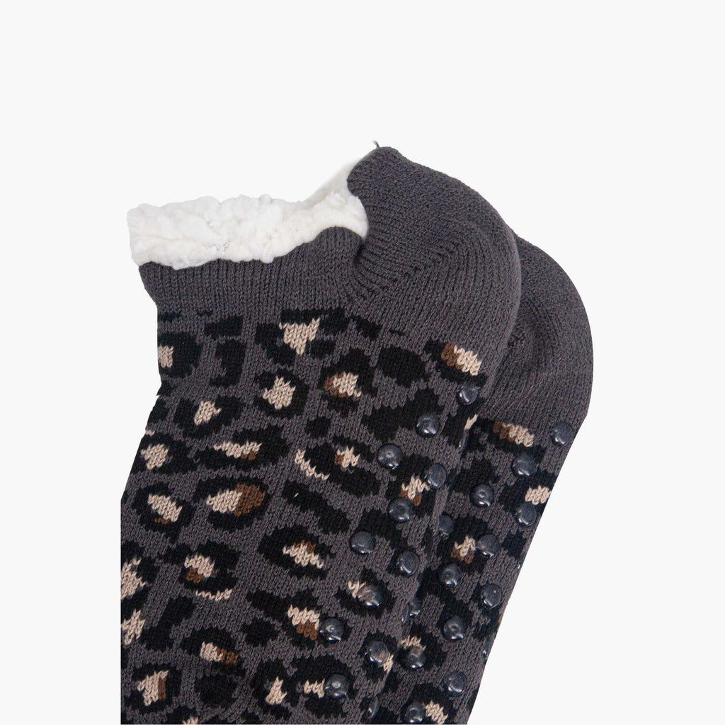 womens-short-slipper-sock-dark-grey-leopard-close-up-fluffy-lining