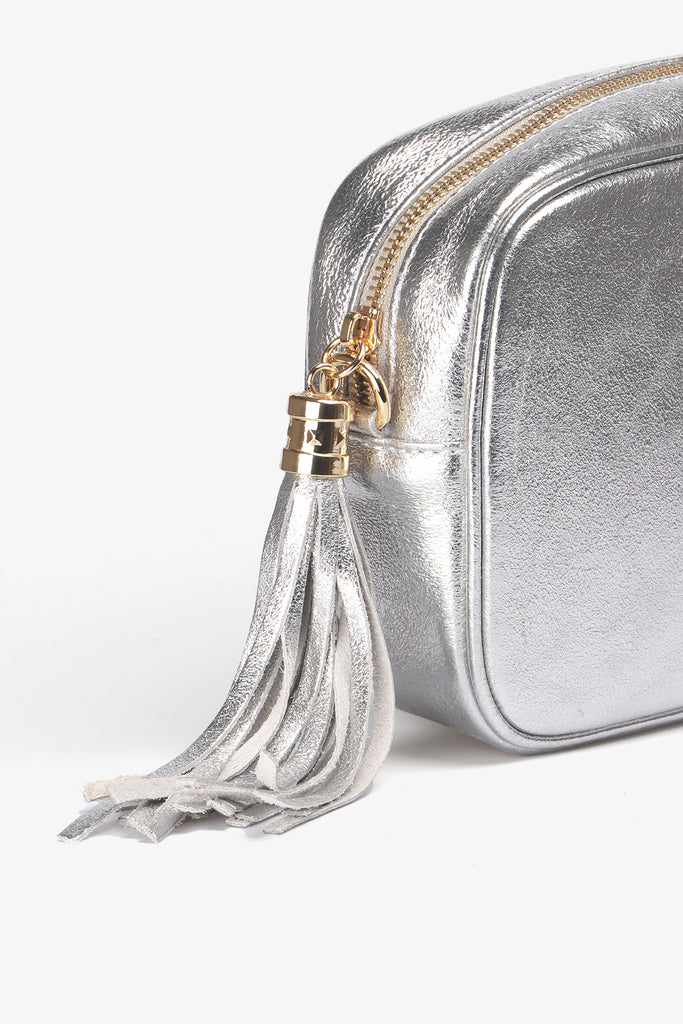 beau-italian-leather-crossbody-bag-silver-metallic-close-up-material