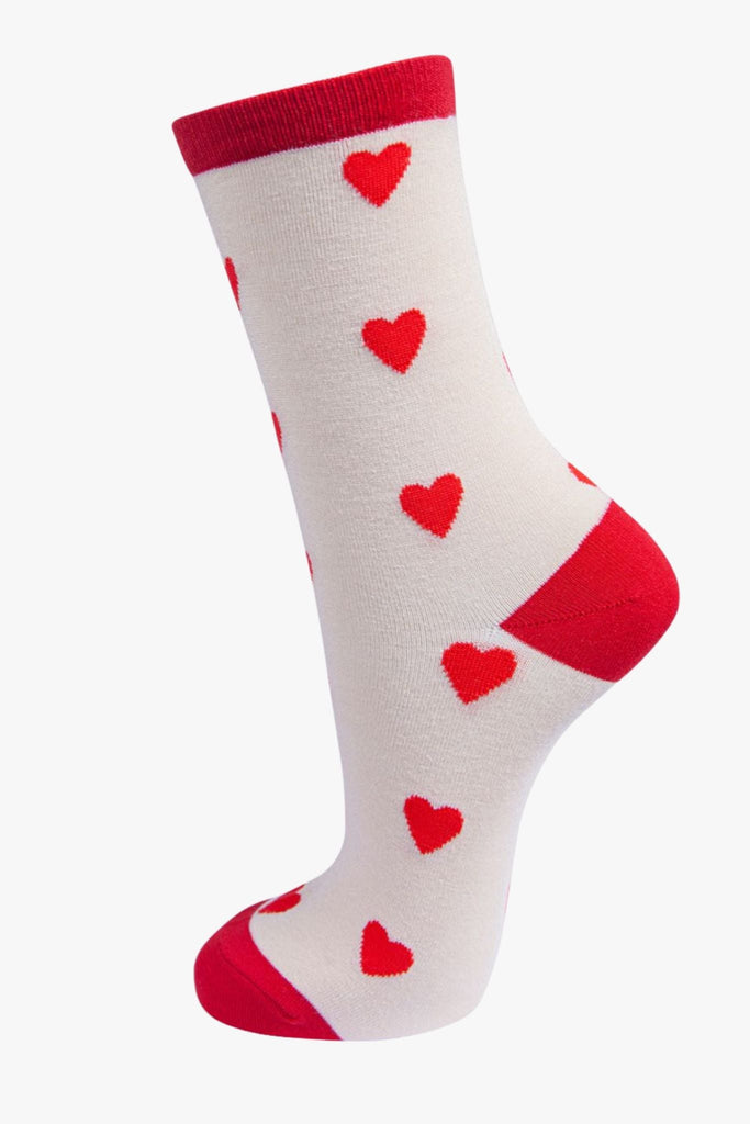 womens-socks-gift-box-red-hearts-cream