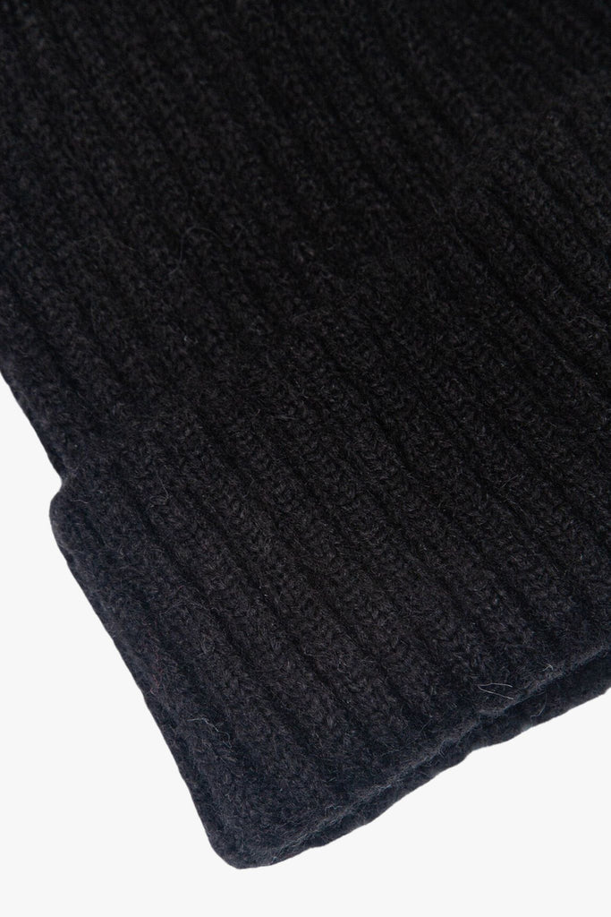 close up of the ribbed knitted fabric