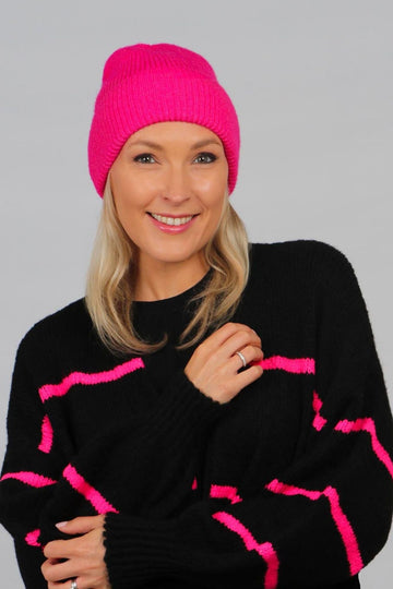 model wearing a fuchsia pink beanie hat