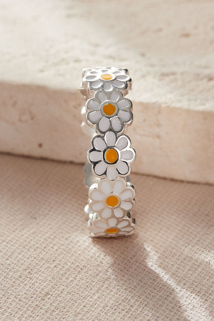 close up showing the diasy flowers