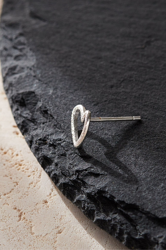 side view, showing the side rim of the earring