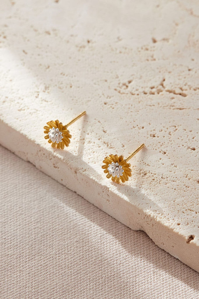close up of the gold style, gold plated flower with a silver centre, stems are gold plated S925 sterling silver