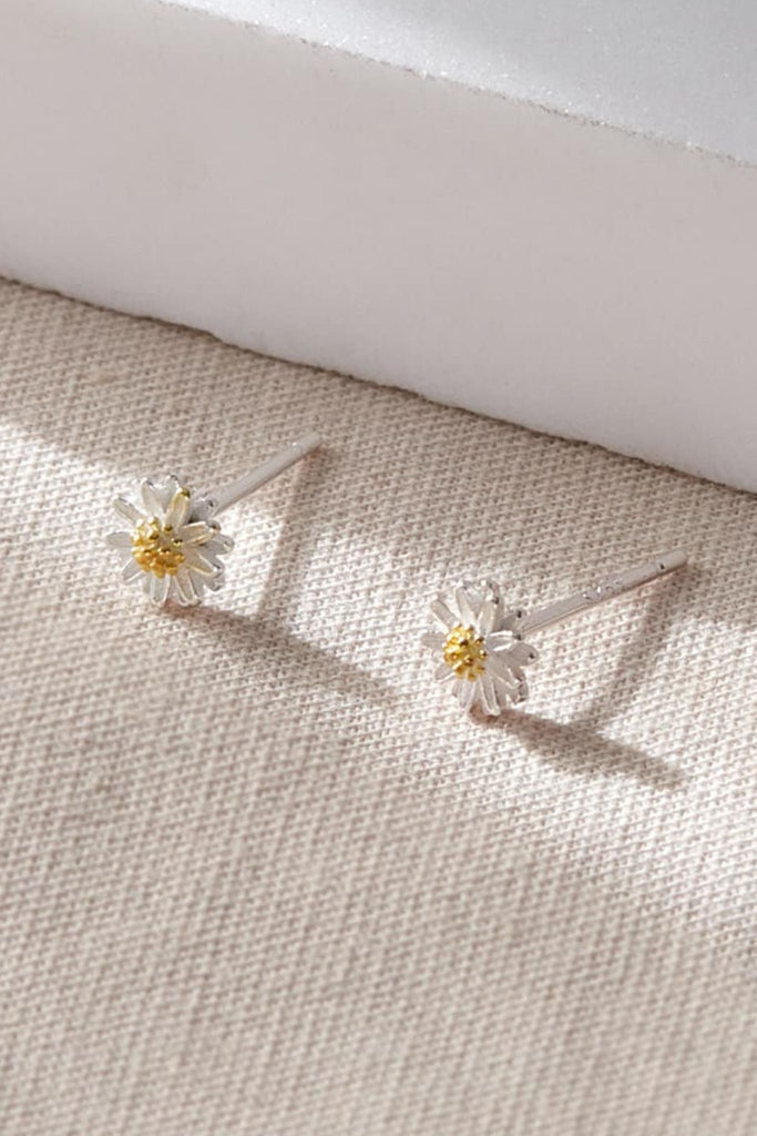 close up of the 6mm silver daisy stud earrings